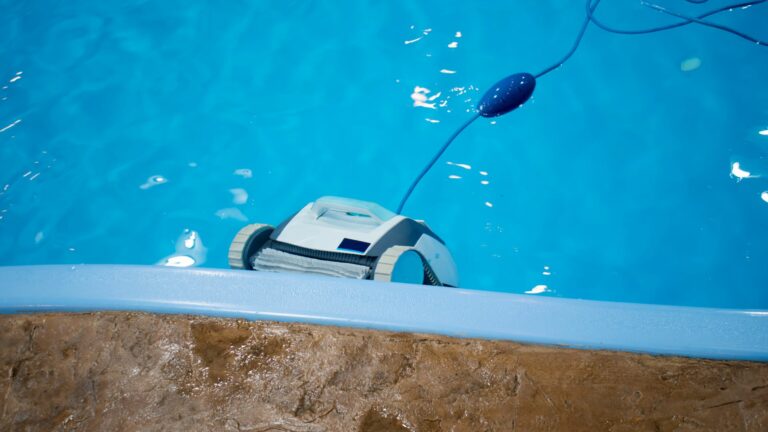 Mon robot piscine n’avance plus : quelles sont les causes possibles ?