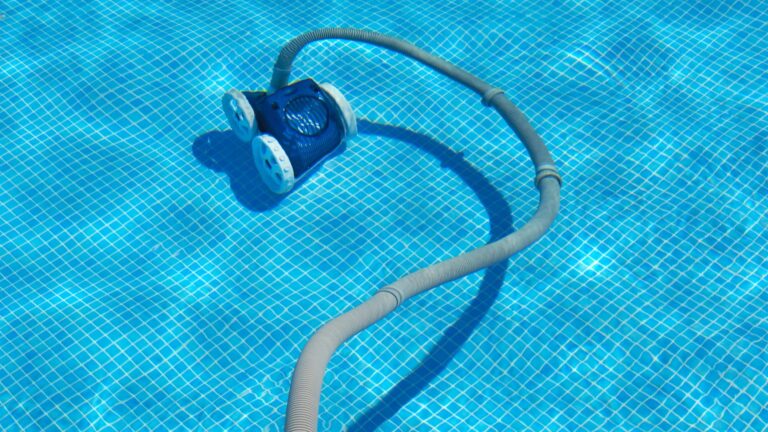 Vérifiez les orifices d’aspiration et de refoulement de votre robot de piscine. S’ils sont obstrués, votre robot ne pourra pas avancer.