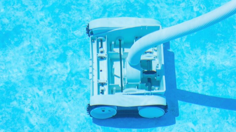 Quel robot de nettoyage choisir pour une piscine container ?